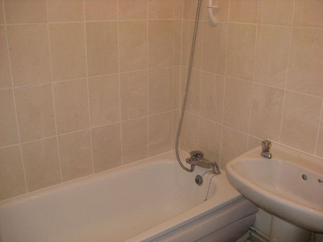 Image of 2 bedroom Flat to rent in Aspen Vale Whyteleafe CR3 at Whyteleafe, CR3 0YW