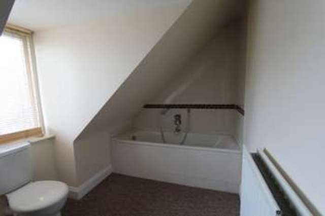  Image of 3 bedroom Terraced house to rent in Woodside Green Woodside Croydon SE25 at Woodside Green  London, SE25 5EU