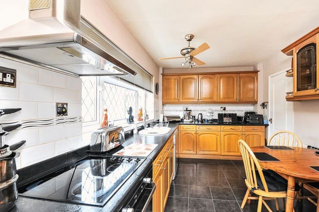  Image of 3 bedroom Detached house for sale in Linden Crescent Grove Wantage OX12 at Linden Crescent Grove Wantage, OX12 7NB