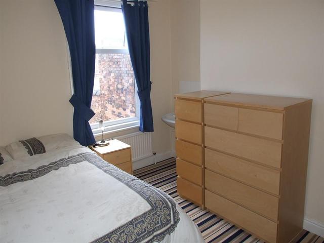  Image of 5 bedroom Semi-Detached house for sale in Londesborough Road Scarborough YO12 at Scarborough North Yorkshire Falsgrave, YO12 5AF