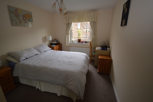  Image of 2 bedroom Flat to rent in Hermitage Park Lea Edinburgh EH6 at Lochend Edinburgh Edinburgh, EH6 8DY