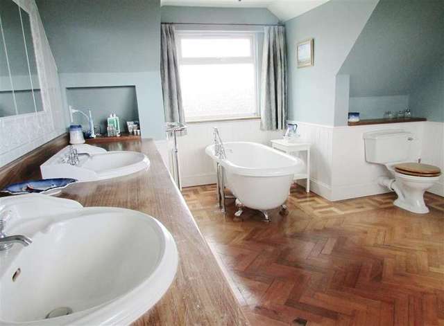  Image of 4 bedroom Detached house for sale in Paddock Close Wantage OX12 at Wantage, OX12 7EQ