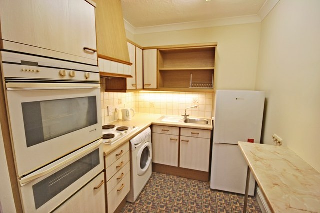  Image of 1 bedroom Retirement Property for sale in Christchurch Road Ringwood BH24 at 25-27 Christchurch Road  Ringwood, BH24 1DG