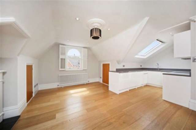  Image of 2 bedroom Flat to rent in Montague Road Richmond TW10 at Richmond, TW10 6QJ