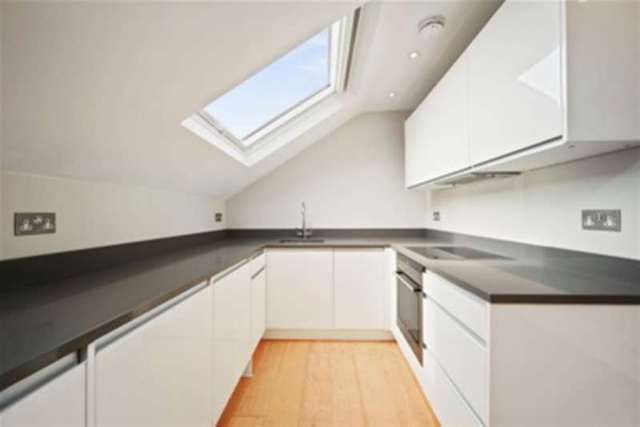  Image of 2 bedroom Flat to rent in Montague Road Richmond TW10 at Richmond, TW10 6QJ