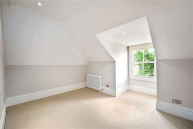  Image of 2 bedroom Flat to rent in Montague Road Richmond TW10 at Richmond, TW10 6QJ