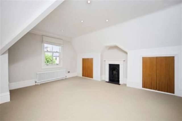  Image of 2 bedroom Flat to rent in Montague Road Richmond TW10 at Richmond, TW10 6QJ