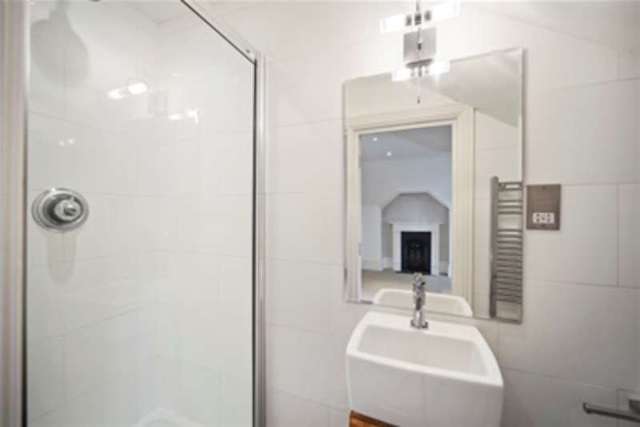  Image of 2 bedroom Flat to rent in Montague Road Richmond TW10 at Richmond, TW10 6QJ