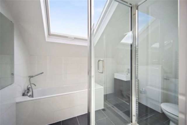  Image of 2 bedroom Flat to rent in Montague Road Richmond TW10 at Richmond, TW10 6QJ