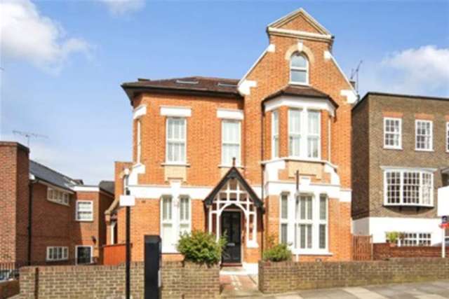  Image of 2 bedroom Flat to rent in Montague Road Richmond TW10 at Richmond, TW10 6QJ