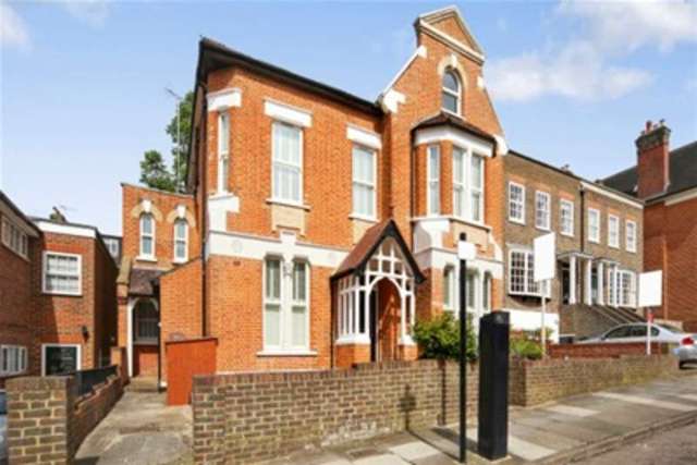  Image of 2 bedroom Flat to rent in Montague Road Richmond TW10 at Richmond, TW10 6QJ