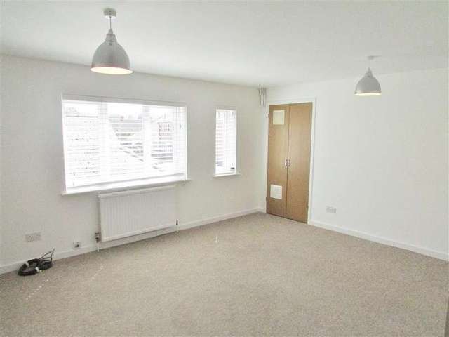  Image of 2 bedroom Flat to rent in Post Office Lane Wantage OX12 at Wantage, OX12 8DR