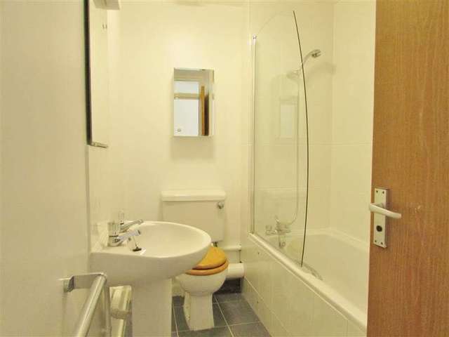  Image of 2 bedroom Flat to rent in Post Office Lane Wantage OX12 at Wantage, OX12 8DR