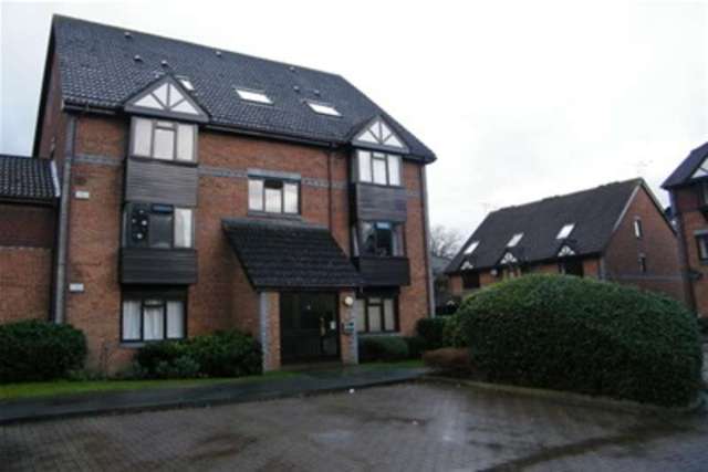  Image of 1 bedroom Studio flat to rent in Tintagel Way Woking GU22 at Woking, GU22 7DF
