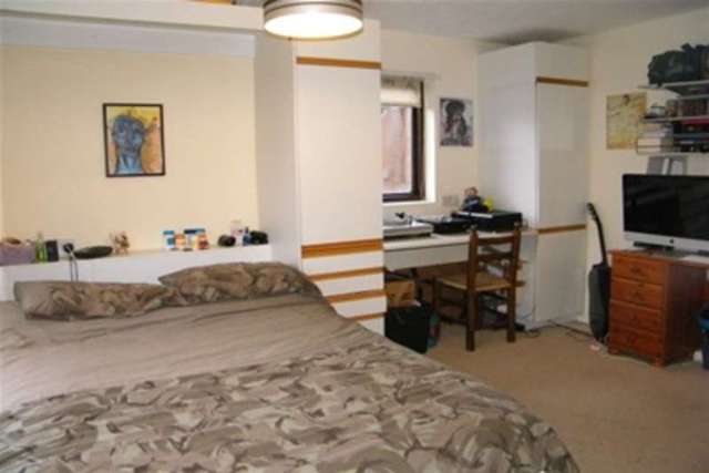  Image of 1 bedroom Studio flat to rent in Tintagel Way Woking GU22 at Woking, GU22 7DF