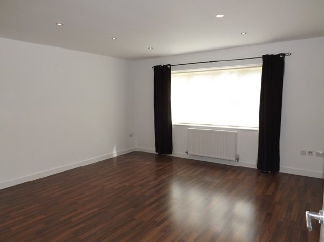  Image of 2 bedroom Flat to rent in Bassett Avenue Southampton SO16 at 131 Bassett Avenue Southampton Not specified, SO16 7EP