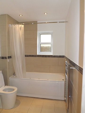  Image of 2 bedroom Flat to rent in Bassett Avenue Southampton SO16 at 131 Bassett Avenue Southampton Not specified, SO16 7EP