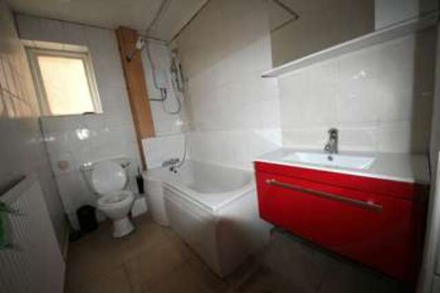  Image of 2 bedroom Flat to rent in High Road Harrow Weald Harrow HA3 at High Road  Harrow, HA3 5EL