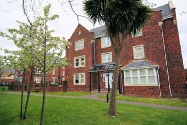  Image of 2 bedroom Flat for sale in Oysell Gardens Fareham PO16 at Oysell Gardens Portchester Fareham, PO16 8GF