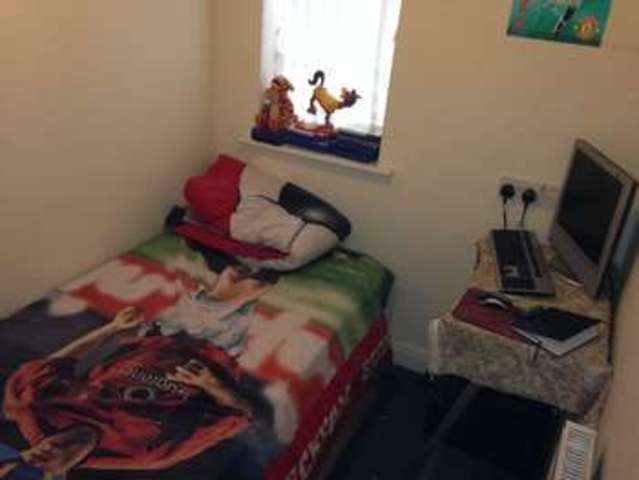  Image of 3 bedroom Semi-Detached house to rent in Hall Lane Armley Leeds LS12 at Hall Lane Armley Leeds, LS12 2BR