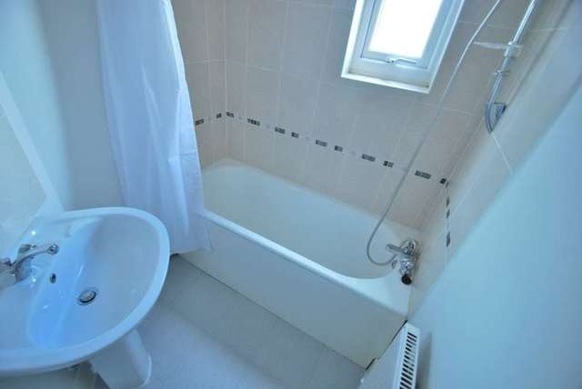  Image of 1 bedroom Flat to rent in Thursby Road Abington Northampton NN1 at Northampton Northamptonshire, NN1 5NB