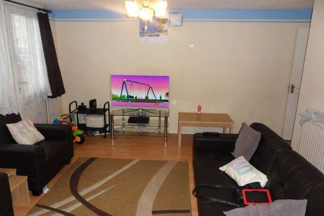  Image of 2 bedroom Flat for sale in Acacia Road London N22 at London, N22 5SB