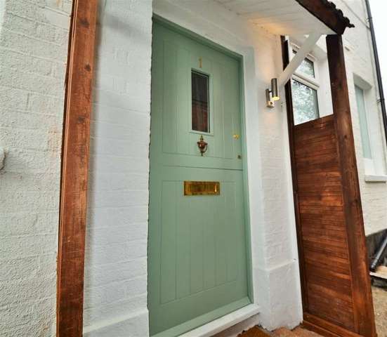  Image of 1 bedroom Apartment to rent in Arterberry Road London SW20 at Cottenham Park, SW20 8AA