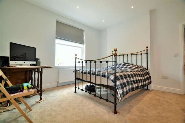  Image of 1 bedroom Apartment to rent in Arterberry Road London SW20 at Cottenham Park, SW20 8AA