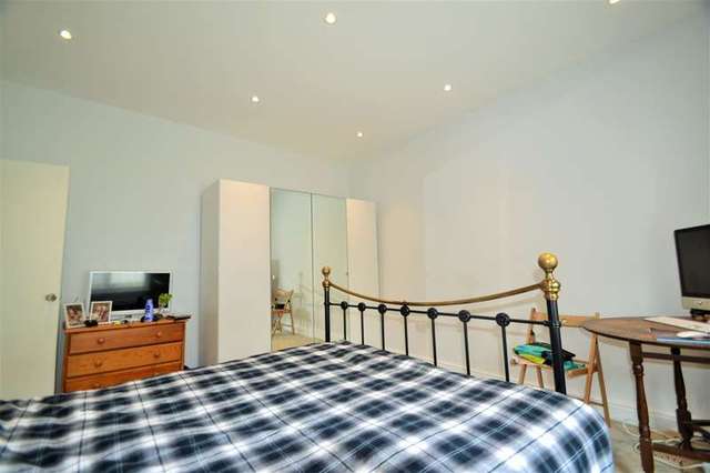  Image of 1 bedroom Apartment to rent in Arterberry Road London SW20 at Cottenham Park, SW20 8AA