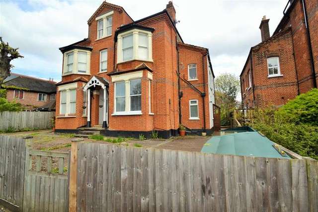  Image of 1 bedroom Apartment to rent in Arterberry Road London SW20 at Cottenham Park, SW20 8AA