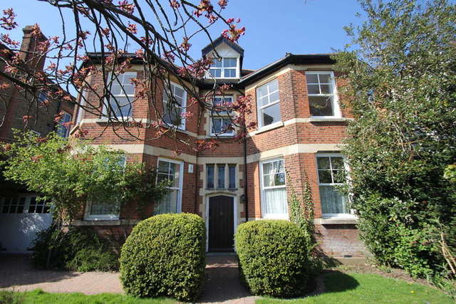  Image of 2 bedroom Flat for sale in Avenue South Berrylands Surbiton KT5 at Surbiton Surrey, KT5 8PJ
