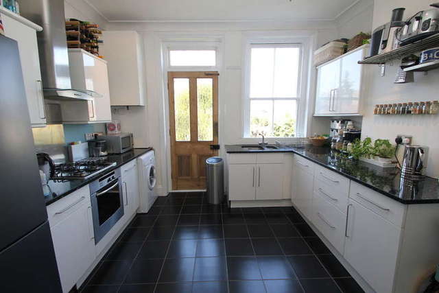  Image of 2 bedroom Flat for sale in Avenue South Berrylands Surbiton KT5 at Surbiton Surrey, KT5 8PJ
