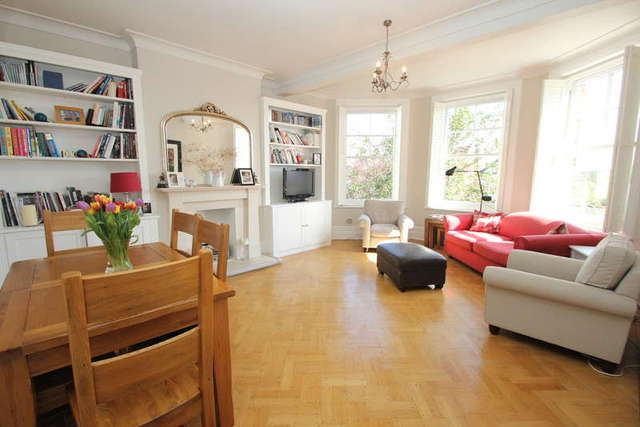  Image of 2 bedroom Flat for sale in Avenue South Berrylands Surbiton KT5 at Surbiton Surrey, KT5 8PJ