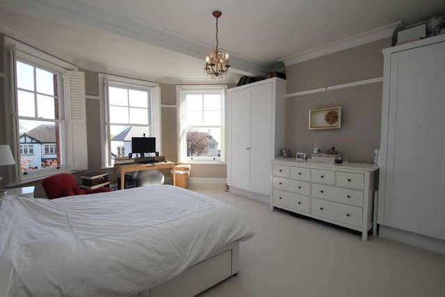  Image of 2 bedroom Flat for sale in Avenue South Berrylands Surbiton KT5 at Surbiton Surrey, KT5 8PJ