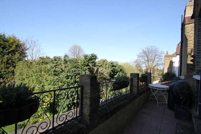  Image of 2 bedroom Flat for sale in Avenue South Berrylands Surbiton KT5 at Surbiton Surrey, KT5 8PJ