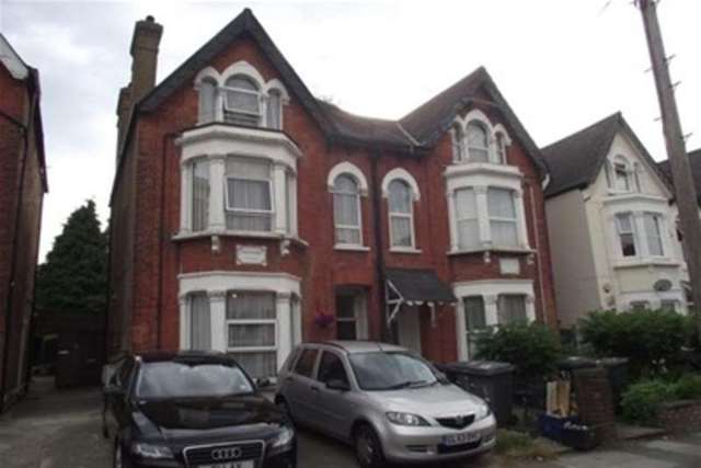  Image of 1 bedroom Flat to rent in Beaconsfield Road London N11 at London, N11 3AA