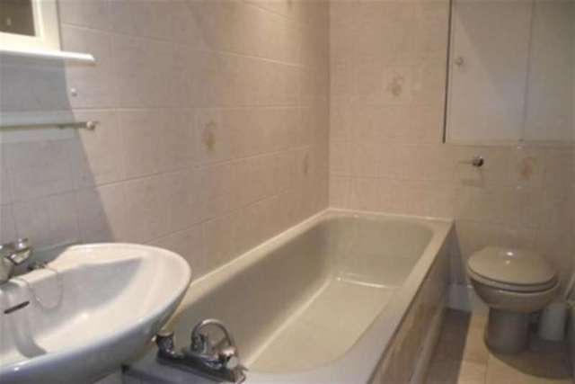  Image of 1 bedroom Flat to rent in Beaconsfield Road London N11 at London, N11 3AA