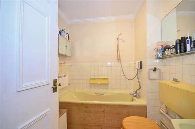  Image of 1 bedroom Flat for sale in Beddington Gardens Wallington SM6 at Wallington Surrey Wallington, SM6 0HW