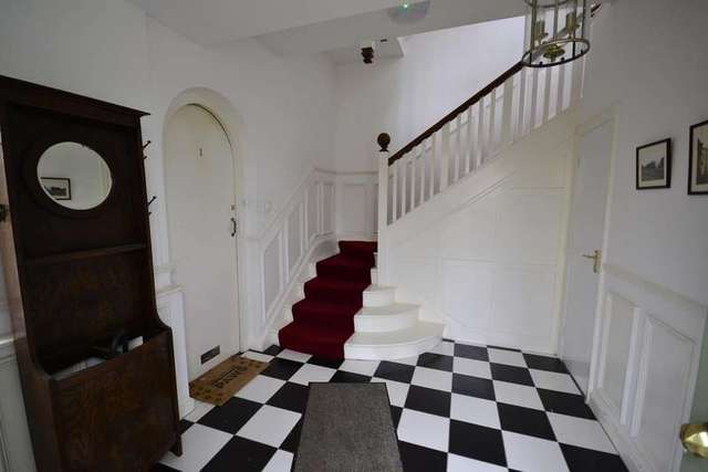  Image of 2 bedroom Flat for sale in Belle Hill Bexhill-on-Sea TN40 at 82 Belle Hill  Bexhill On Sea, TN40 2AR