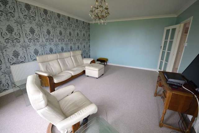  Image of 2 bedroom Flat for sale in Belle Hill Bexhill-on-Sea TN40 at 82 Belle Hill  Bexhill On Sea, TN40 2AR