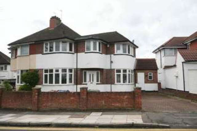  Image of 4 bedroom Semi-Detached house to rent in Beverley Gardens Stanmore HA7 at Beverley Gardens Harrow Stanmore, HA7 2AA