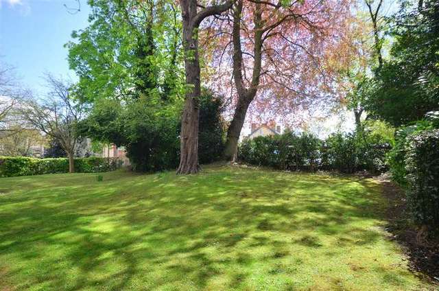  Image of 3 bedroom Flat for sale in Bramley Hill South Croydon CR2 at South Croydon Surrey South Croydon, CR2 6LT