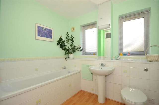  Image of 3 bedroom Flat for sale in Bramley Hill South Croydon CR2 at South Croydon Surrey South Croydon, CR2 6LT