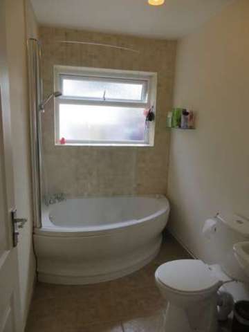  Image of 2 bedroom Flat to rent in Broomhill Cookham Maidenhead SL6 at Broom Hill  Cookham, SL6 9LW