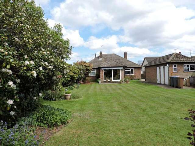  Image of 3 bedroom Bungalow to rent in Cambridge Road Kesgrave Ipswich IP5 at Kesgrave  Ipswich, IP5 1EW