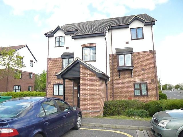  Image of 1 bedroom Flat for sale in Caroline Place Harlington Hayes UB3 at Caroline Place  Harlington, UB3 5AF