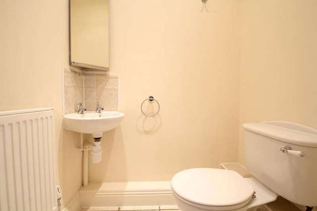  Image of 3 bedroom Town House to rent in Cayton Road Coulsdon CR5 at Netherne-On-The-Hill  Coulsdon, CR5 1LT