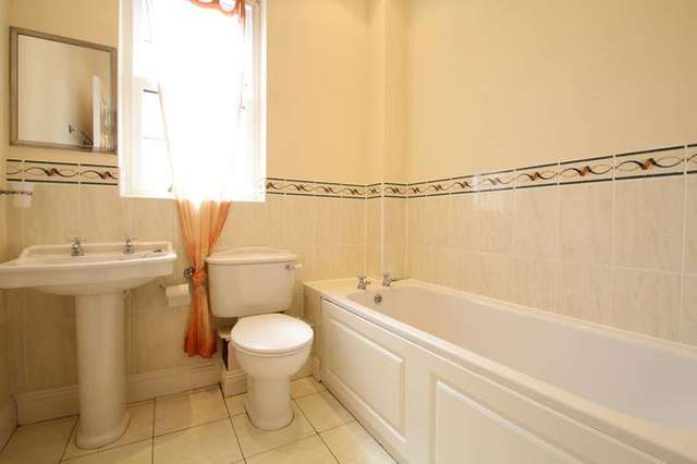  Image of 3 bedroom Town House to rent in Cayton Road Coulsdon CR5 at Netherne-On-The-Hill  Coulsdon, CR5 1LT