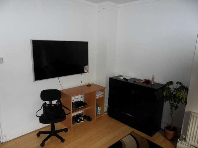  Image of 3 bedroom Flat to rent in Phoenix Road London NW1 at London, NW1 1EU