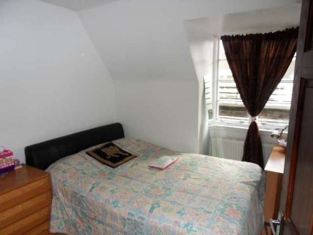  Image of 3 bedroom Flat to rent in Phoenix Road London NW1 at London, NW1 1EU